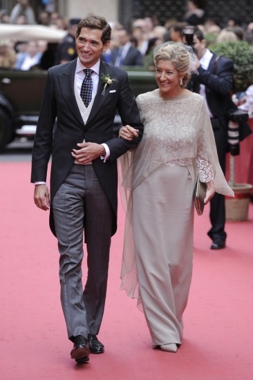 Foto Para las madres y madrinas, la manga larga siempre es una opción elegante