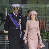 La princesa Letizia apuesta por los vestidos cortos para asistir a bodas de día