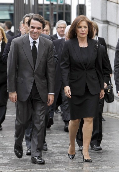Foto José María Aznar y Ana Botella a su llegada al funeral de Estado por Adolfo Suárez en La Almudena