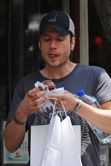 Foto Keith Urban se relame ante un cupcake