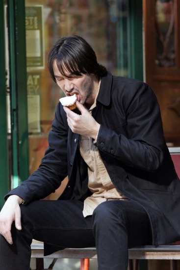 Foto Keanu Reeves disfruta de un cupcake en pleno rodaje