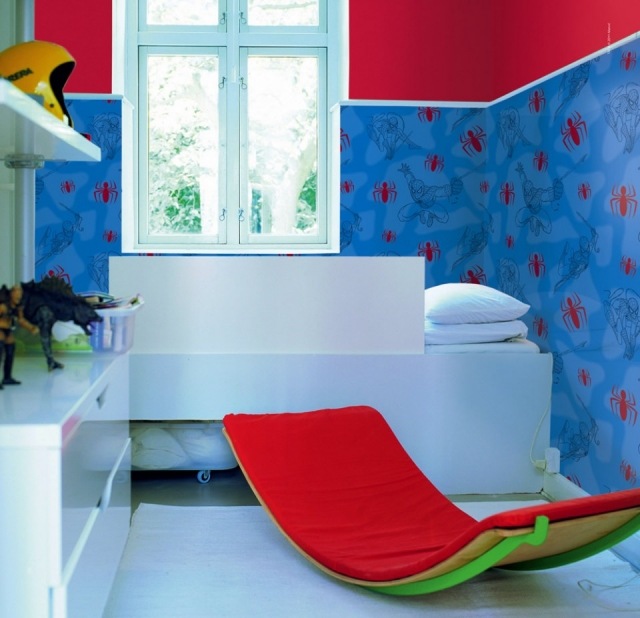 Foto Combinar un papel pintado liso y otro estampado, una apuesta que no pasa de moda en habitaciones infantiles