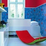 Combinar un papel pintado liso y otro estampado, una apuesta que no pasa de moda en habitaciones infantiles
