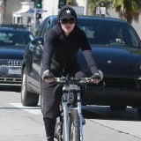 Madonna aleja el estrés y mantiene en forma sus piernas montando en bicicleta por la ciudad