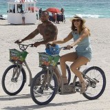 Kelly Brook y su novio David McIntosh montando en bicicleta en Miami