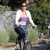 Cindy Crawford se mantiene en forma montando en bicicleta