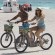 Ver la foto Kelly Brook y su novio David McIntosh montando en bicicleta en Miami