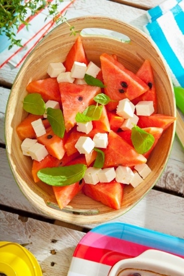 Foto Ensaladas refrescantes para un día de picnic, prueba a combinar sandía y queso fresco o feta
