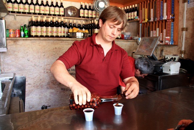 Foto Ginjinha, el bar más pequeño de Lisboa donde solo venden chupitos del célebre licor de cerezas