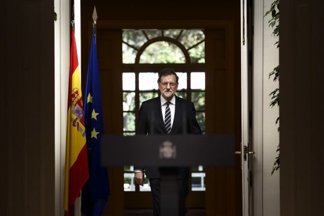 Foto Mariano Rajoy anuncia que el rey don Juan Carlos abdica en favor de su hijo don Felipe de Borbón