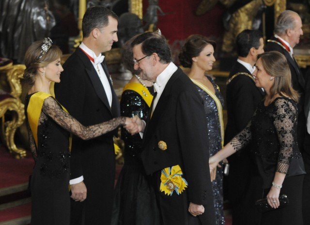 Foto Mariano Rajoy saluda a doña Letizia durante la cena de gala en honor al presidente de México en el Palacio Real