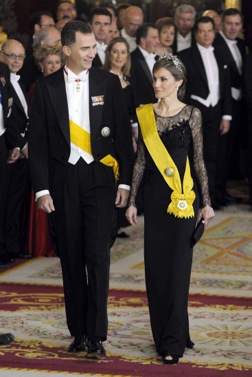 Foto Don Felipe y doña Letizia, muy elegante repitiendo vestido, durante la cena de gala en honor al presidente de México en el Palacio Real