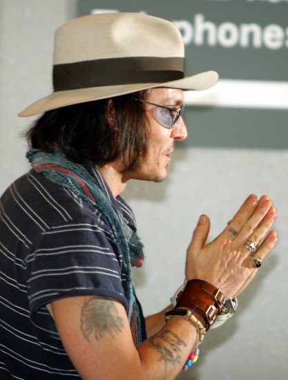 Foto Johnny Depp cambia su tatuaje de Winona forever por Wino forever