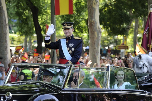 Foto El Rey Felipe VI y la reina Letizia saludan y recorren las calles de Madrid en un Rolls Royce descapotado