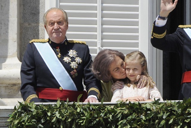 Foto Don Juan Carlos con semblante serio y cansado en el balcón del Palacio Real tras la coronación de Felipe VI