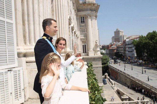 Foto Don Felipe y doña Letizia con sus hijas, saludando desde el balcón principal del Palacio Real tras la coronación