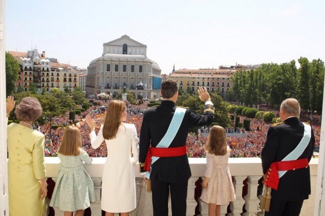 Foto Los Reyes de España con sus hijas, doña Sofía y don Juan Carlos, saludan desde el balcón principal del Palacio Real