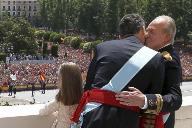 Foto El Rey Felipe VI besa a su padre, don Juan Carlos, en el balcón principal del Palacio Real