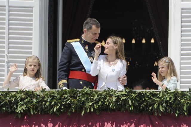 Foto Don Felipe, feliz y juguetón con doña Letizia, en el balcón principal del Palacio Real tras la coronación