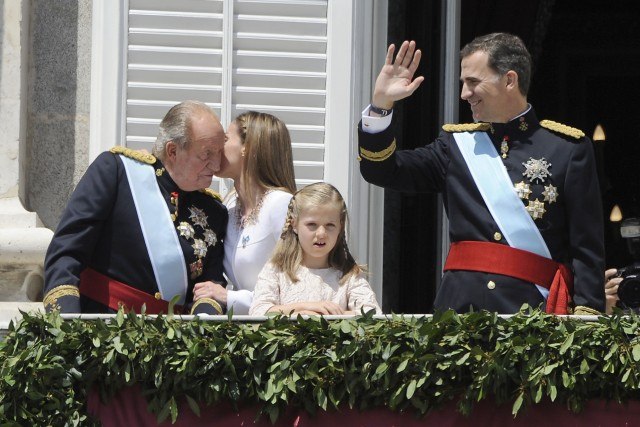 Foto Doña Letizia besa a don Juan Carlos en el balcón principal del Palacio Real tras la coronación de Felipe VI