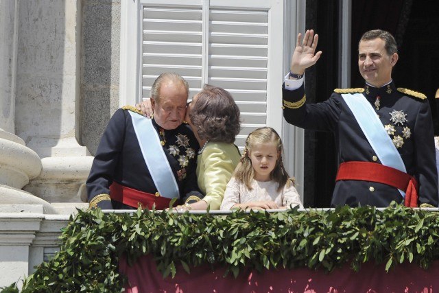 Foto Doña Sofía besa a don Juan Carlos tras la coronación de Felipe VI en el balcón del Palacio Real
