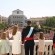 Ver la foto Los Reyes de España con sus hijas, doña Sofía y don Juan Carlos, saludan desde el balcón principal del Palacio Real