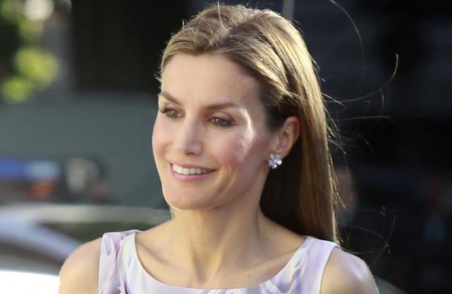 Foto Doña Letizia brilla con un maquillaje natural en tonos rosas durante su primer acto en solitario como Reina de España