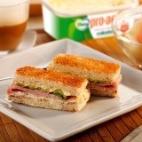 Sándwich vegetal de pavo y surtido de frutas, el desayuno o merienda que gusta a todos