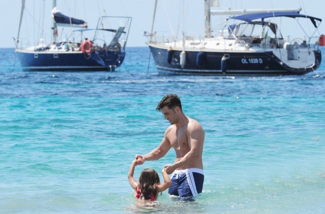 Foto David Bustamante disfruta de las aguas de Ibiza con su hija Daniella