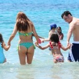 Paula Echevarría presume de trasero firme para darse un baño en Ibiza con David Bustamante y Daniella