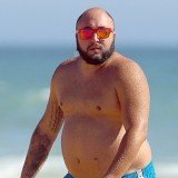 Kiko Rivera, en bañador y gafas de sol de espejo, todo un metrosexual en las playas de Cádiz