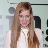 María Castro también alisa su pelirroja melena rizada