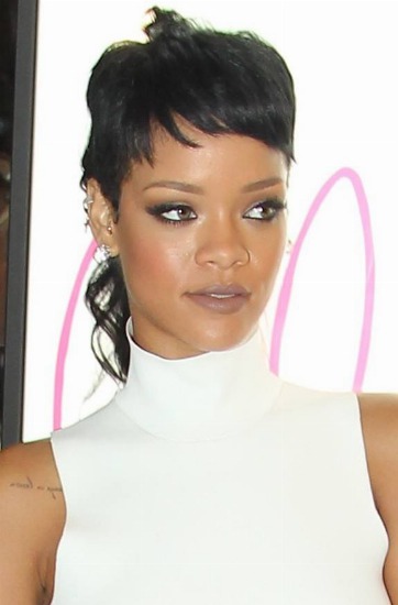 Foto Rihanna disimula su frente amplia gracias al flequillo Foto Rihanna disimula su frente amplia gracias al flequillo