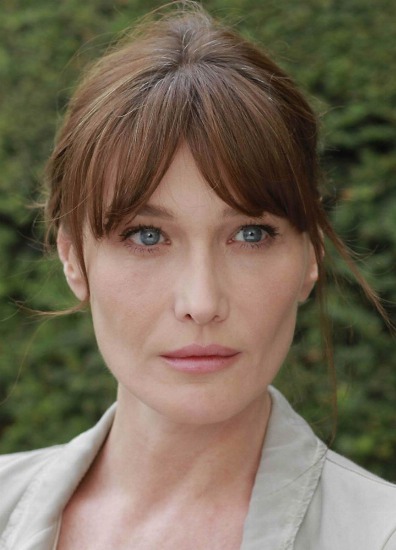 Foto Carla Bruni rejuvenece su imagen gracias al flequillo Foto Carla Bruni rejuvenece su imagen gracias al flequillo