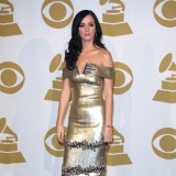 Katy Perry con vestido ajustado brillante
