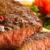 Solomillo de ternera asado con puré de manzana y uvas salteadas, el plato fuerte de un menú bajo en calorías