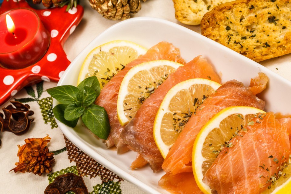 Salmón marinado con salsa de limón al eneldo, el entrante perfecto para