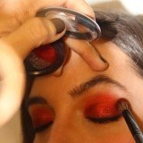Con un solo labial en Marsala puedes lograr un maquillaje vibrante en el color de 2015