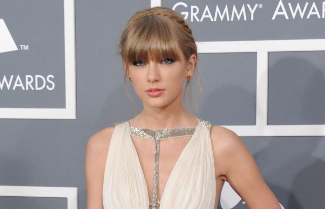 Foto El look french plait trenza francesa recogida en la nuca de Taylor Swift