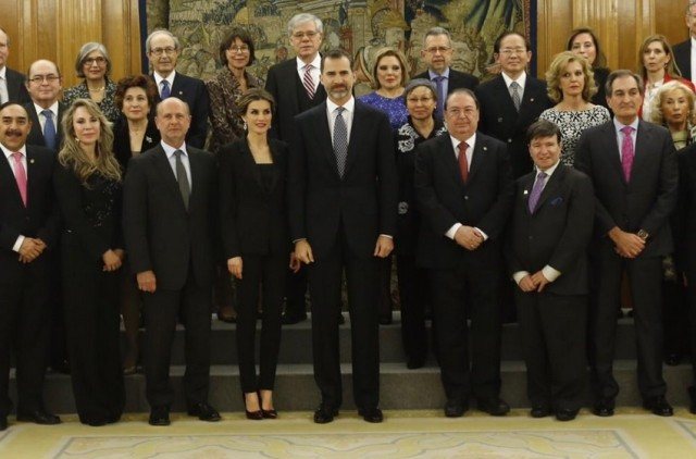 Foto Foto de familia de don Felipe y doña Letizia con una representación de los asistentes al Primer Simposio Internacional sobre Cáncer Cutáneo