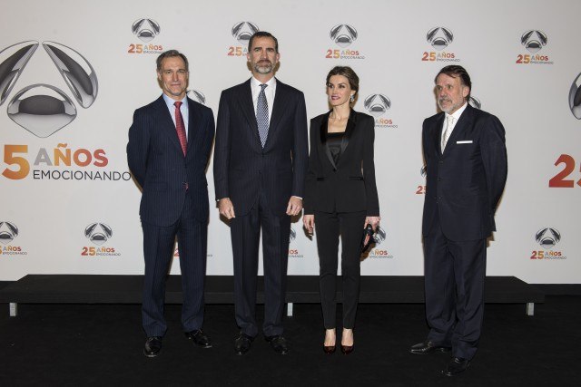 Foto Don Felipe y doña Letizia, durante la fiesta del 25º aniversario de Antena 3