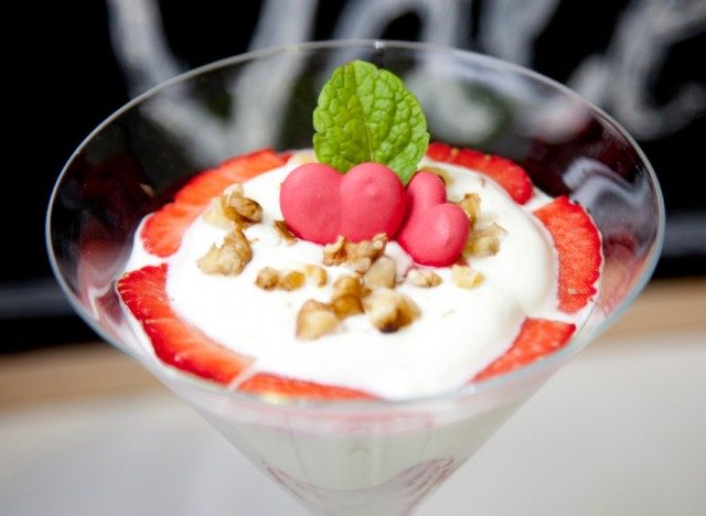 Foto Copa de fresas con yogur, nueces y canela como postre sano en San Valentín