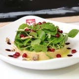 Ensalada de berros con garbanzos y granada, un entrante llamativo y saludable para San Valentín