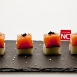 Bocaditos de salmón ahumado con melón, el entrante refinado y saludable para el menú del Día del Padre