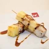 Brochetas de pollo y piña, el plato principal más sano para el menú del Día del Padre