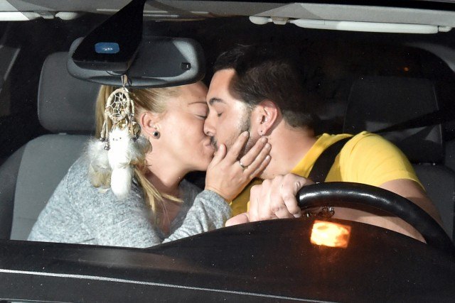 Foto Belén Esteban y Miguel Marcos se besan apasionadamente en el coche