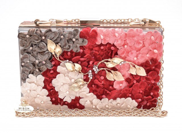 Foto Clutch de flores con tonos rojos para tu look de noche en San Valentín