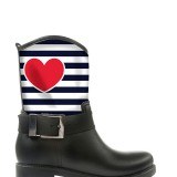 Botas negras con corazón rojo para tu look en San Valentín