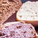 La miga de un pan artesano tiene agujeros grandes e irregulares