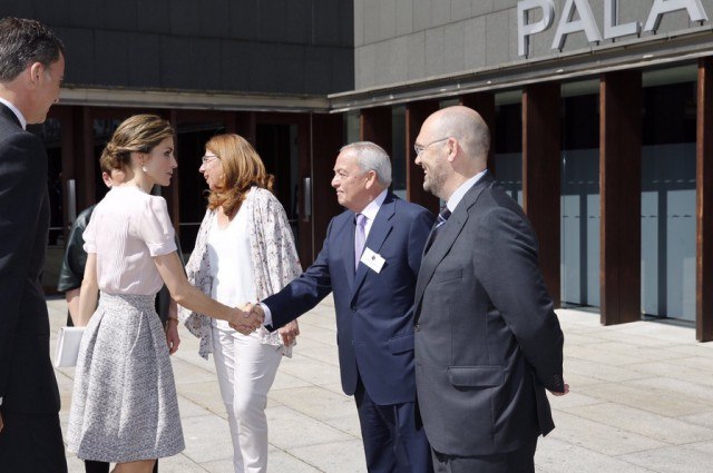 Foto Don Felipe y doña Letizia a su llegada al Palacio de Congresos y Auditorio de Navarra